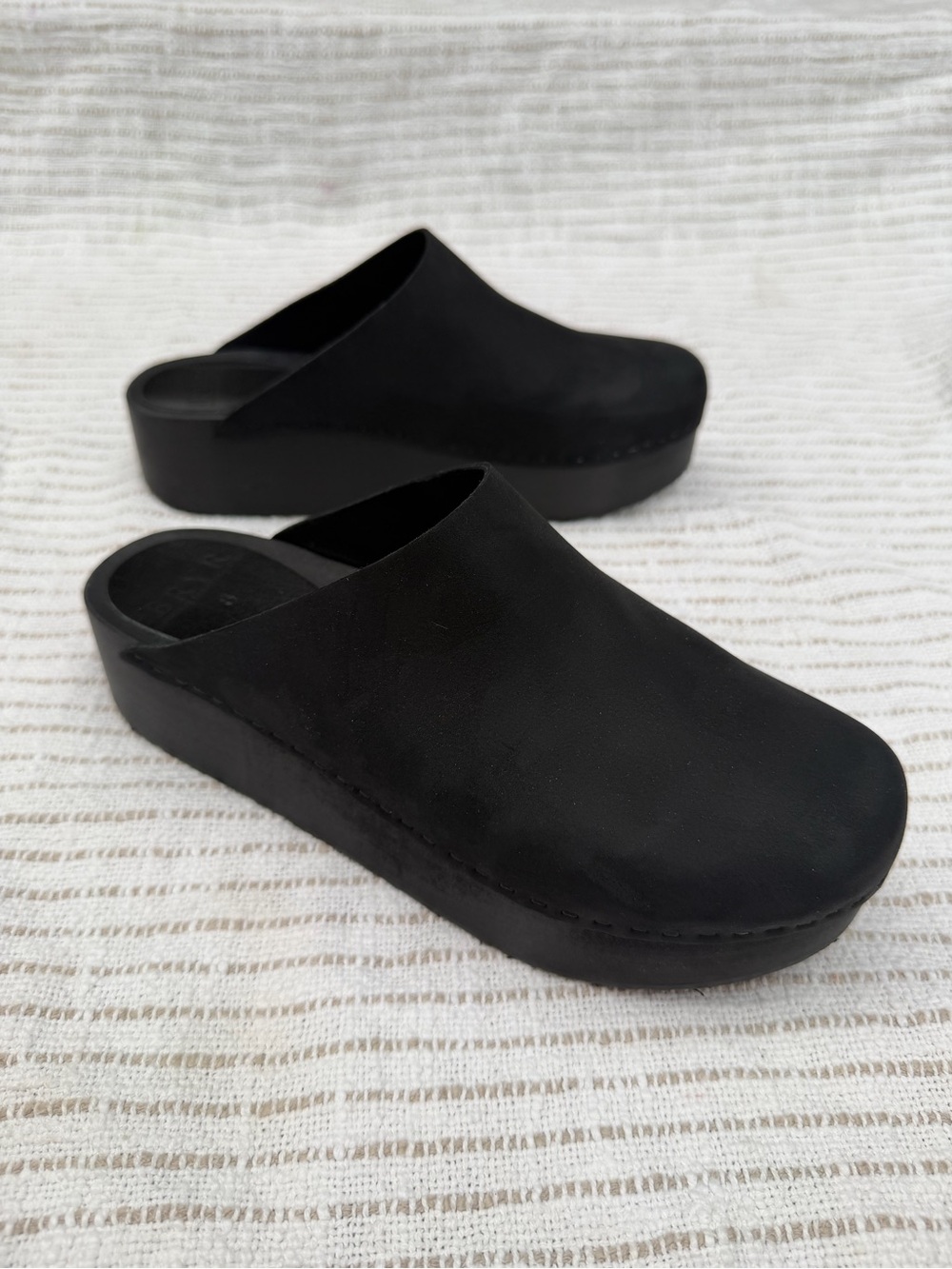 Bryr Studio Bean Clogs in Monoblack Nubuck, Sz 8